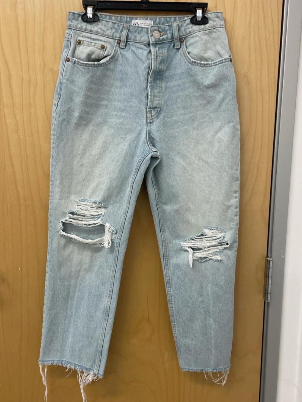 Zara Women's Light Blue Distressed Jeans